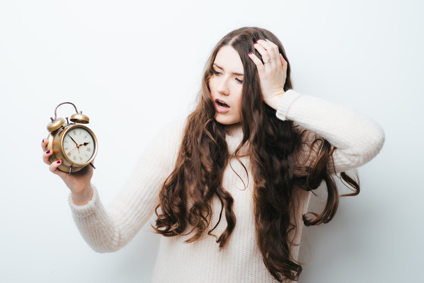 woman holding an alarm clock - Foto, afbeelding