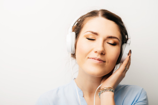 brunette girl in headphones - Foto, Bild