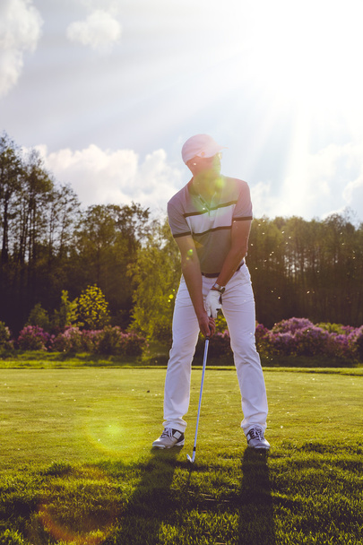 Hombre jugando al golf
 - Foto, imagen