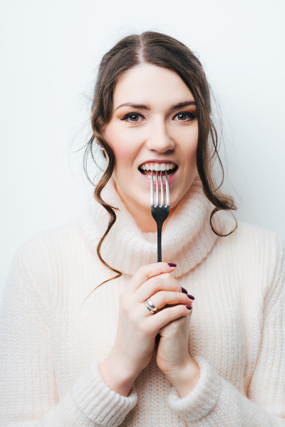woman holding empty fork  - Foto, afbeelding