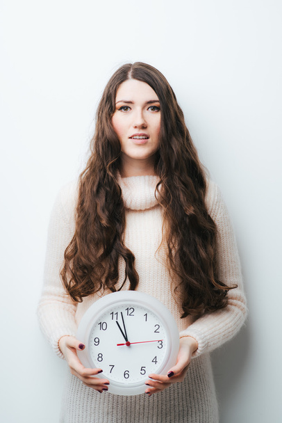 woman holding a clock - Foto, afbeelding