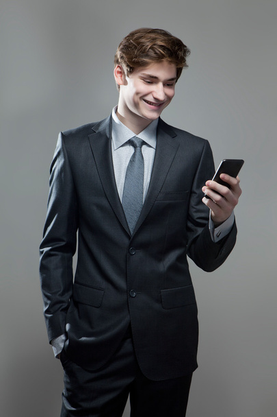 Joven hombre de negocios usando un teléfono móvil
 - Foto, imagen