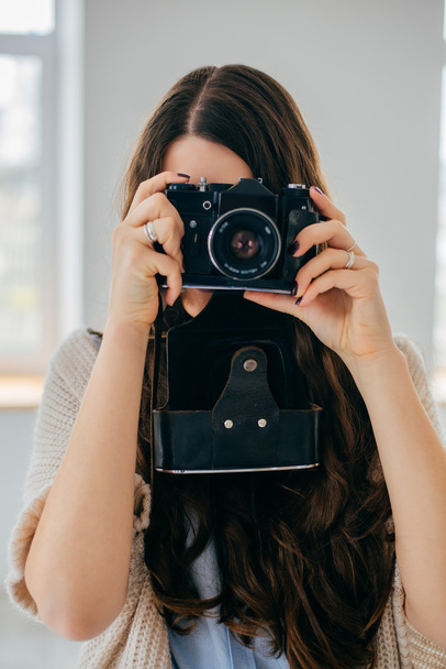 レトロカメラを持つ女の子 - 写真・画像