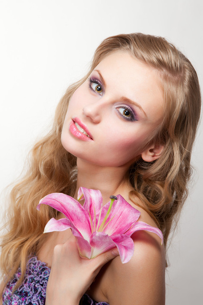 Young woman with pink lily - Zdjęcie, obraz