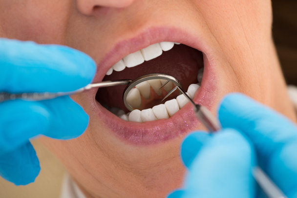 Paciente examinando sus dientes
 - Foto, imagen