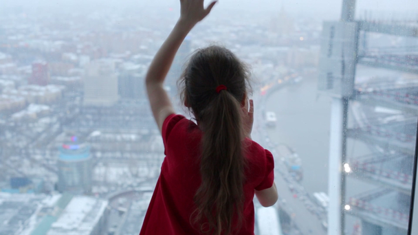 Zadní strana holčička dotýká okno  - Záběry, video
