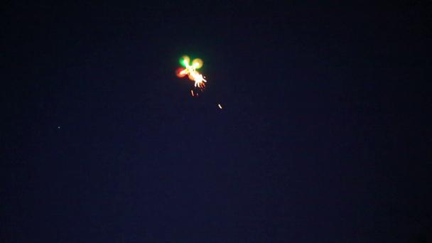 Quadrocopter mit beleuchteten Lichtern und Wunderkerzen - Filmmaterial, Video