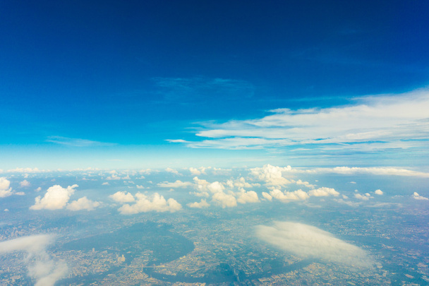 Kék ég és felhők a repülőből nézve - Fotó, kép