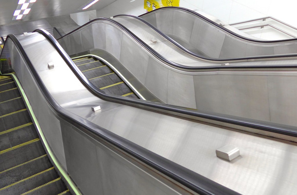 Primer plano de escaleras mecánicas en la estación de metro en Taiwán
 - Foto, imagen