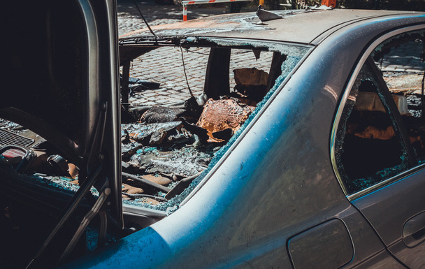 coche totalmente destruido después del vandalismo en Berlín
 - Foto, Imagen