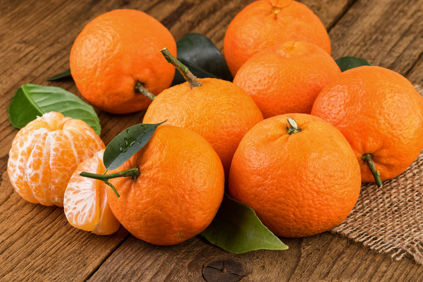 Mandarines Tangerines sur vieux fond en bois
 - Photo, image