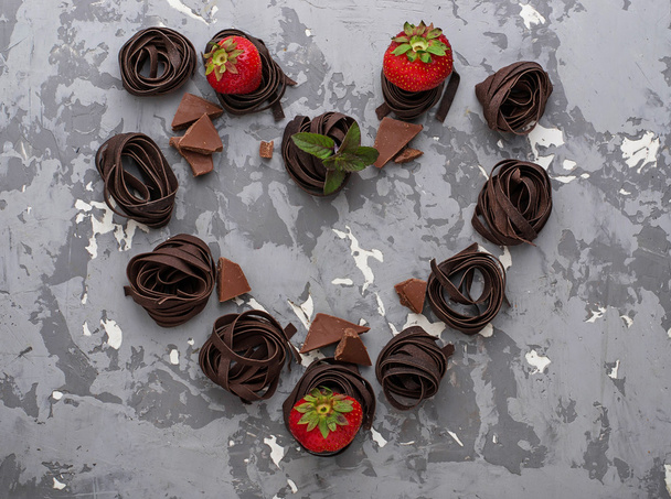 Pastas de chocolate y fresa en forma de corazón
 - Foto, imagen