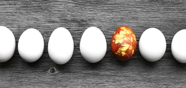 barevné Velikonoce vejce na vinobraní země desky - Fotografie, Obrázek