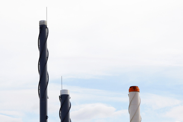 τρεις βιομηχανικές καμινάδες στο φόντο του ουρανού - Φωτογραφία, εικόνα