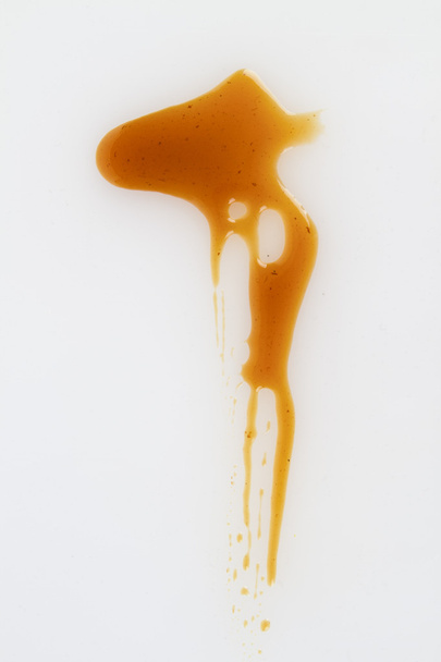 Salpicadura de salsa de soja sobre fondo blanco
 - Foto, imagen