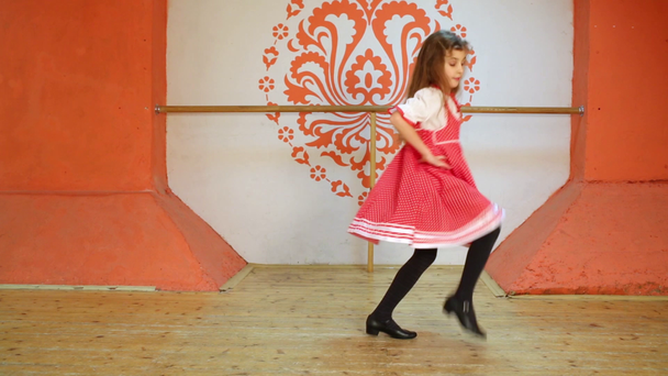 フォークで微笑んでいる女の子のダンスの衣装  - 映像、動画