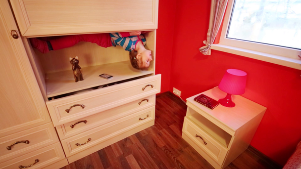 Маленька дівчинка в шафі в інвертованому будинку
 - Кадри, відео