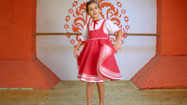 段階で小さな女の子の踊り  - 映像、動画