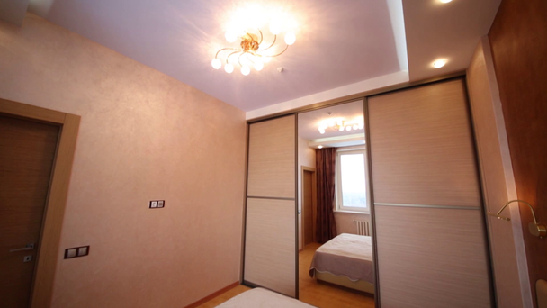 Dormitorio pequeño con armario
  - Imágenes, Vídeo