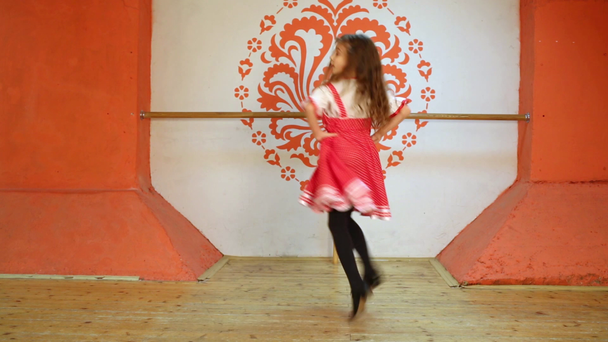 Klein meisje in sundress dansen stadium - Video