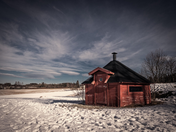Одинокий дом в зимнем ландшафте
 - Фото, изображение