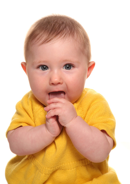 Meisje van de baby om handen in de mond - Foto, afbeelding