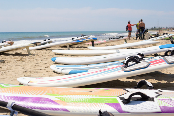 Windsurfing prkno s plachtou, ležící na písku - Fotografie, Obrázek