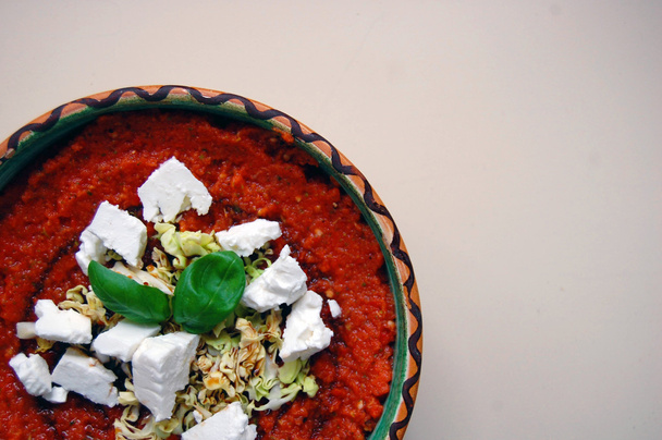 томатный соус со свежими листьями базилика и козьим сыром в керамике
  - Фото, изображение