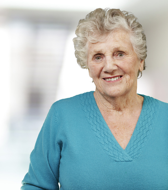 портрет пожилой женщины, улыбающейся в помещении
 - Фото, изображение