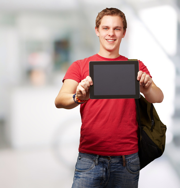 portrait de jeune homme tenant une tablette numérique à l'intérieur
 - Photo, image