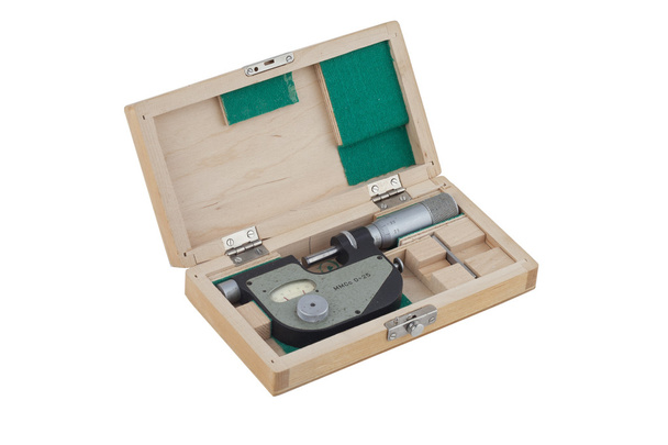 Micrómetro en una caja de madera sobre fondo blanco
 - Foto, Imagen