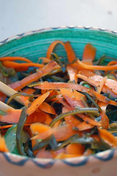 Seetang-Nudelsalat mit Karotten und Gurken, Sojasauce und Wasab - Foto, Bild