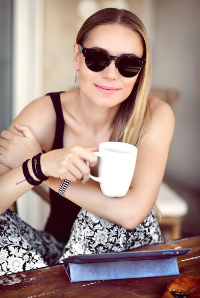 Stylish woman at outdoor cafe - Foto, Imagen