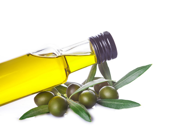 Butelka oliwy z oliwek z liści na białym tle na białym tle - Zdjęcie, obraz