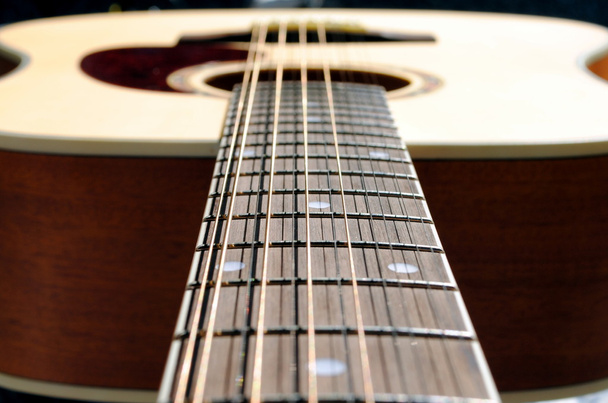 Close-up de uma guitarra acústica de doze cordas
 - Foto, Imagem