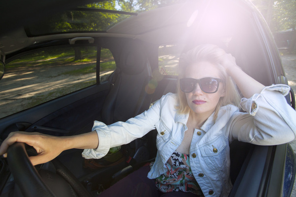 車の中で座っている女性 - 写真・画像