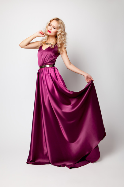 schöne Frau Modell posiert in elegantem Kleid - Foto, Bild