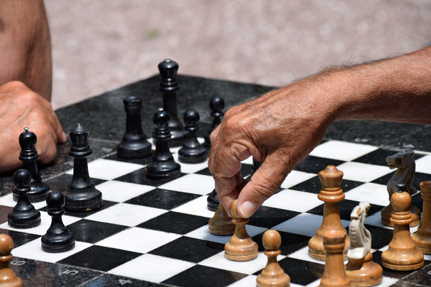 mano en el tablero de ajedrez
 - Foto, Imagen