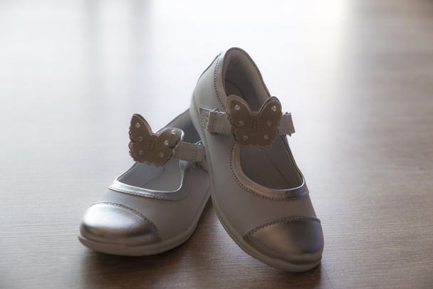 Par de zapatos blancos para niña
 - Foto, imagen