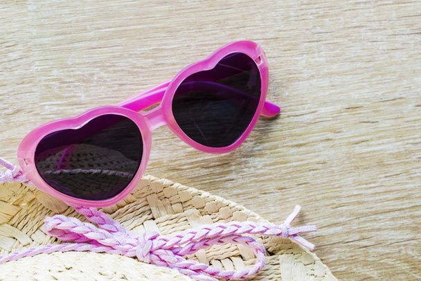 Chapeau de paille avec lunettes de soleil roses
 - Photo, image