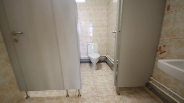 Yeni lavabo ile döşeme, tuvalet  - Video, Çekim