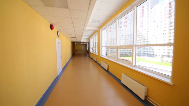 Sárga folyosón, modern iskola - Felvétel, videó