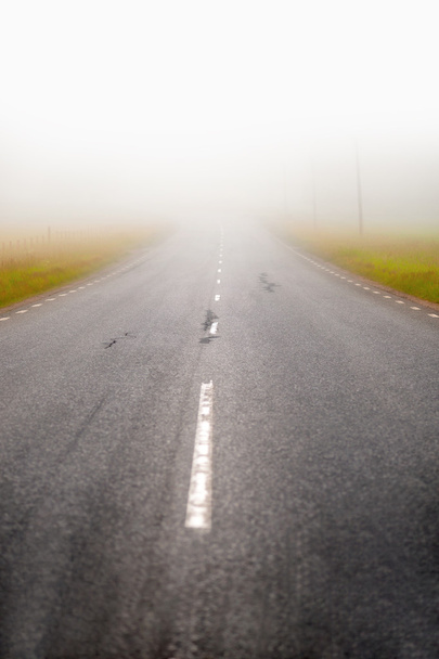 asfaltweg in mist - Foto, afbeelding
