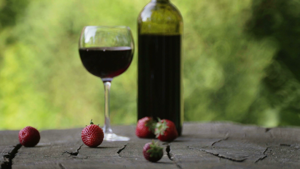 Egy pohár vörösbort öntenek fel. Összetétele, egy üveg bor és egy pohár. Borászat, bor termelése. - Felvétel, videó
