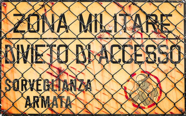 Segnaletica che recita "zona militare italiana, nessun ingresso, surve armato"
 - Foto, immagini