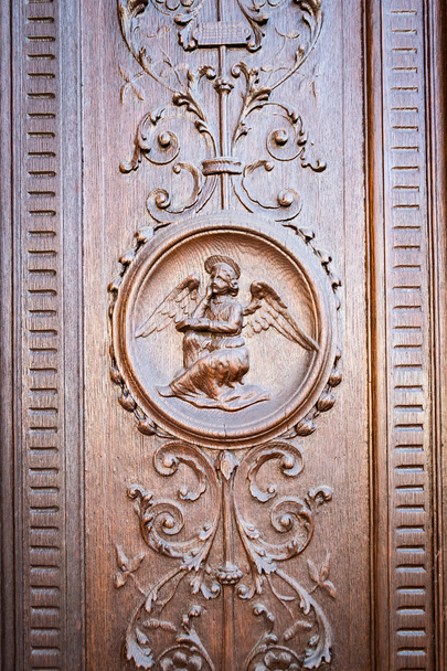 Άγγελος χαραγμένο στην ξύλινη πύλη ενός αρχαίου ναού. - Φωτογραφία, εικόνα