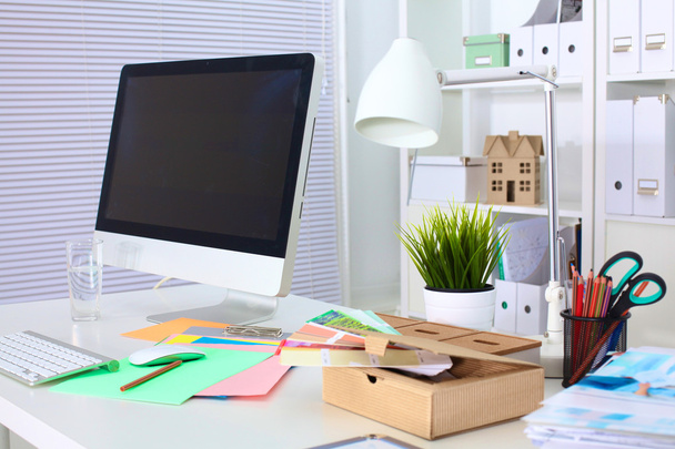 Irodai munkahely laptoppal és okostelefonnal a fa asztalon - Fotó, kép