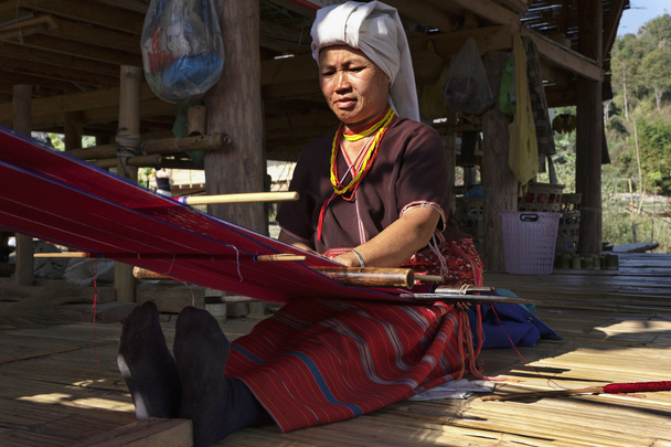 タイ、チェンマイ、カレン長い首の山岳民族の村 (カヤン族 lahwi）、伝統的な衣装でカレン女性はカーペットを作ってる - 写真・画像