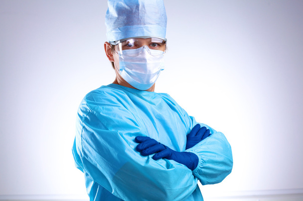 молодой хирург, стоящий со скрещенными руками
 - Фото, изображение