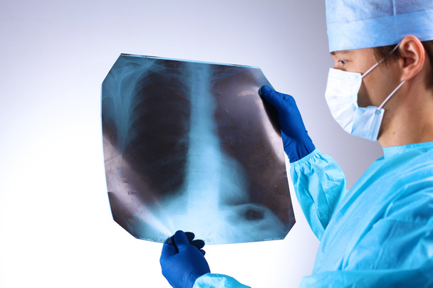 Doctor examining an X-ray of the patient - Foto, Imagen